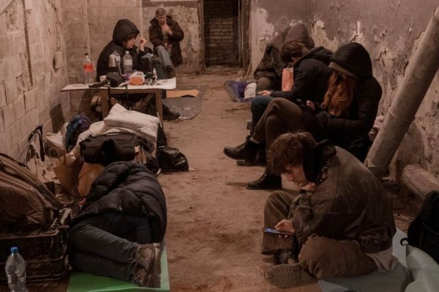 Cư dân Kyiv trú ẩn trong tầng hầm của một tòa nhà chung cư (27 tháng 2 năm 2022)