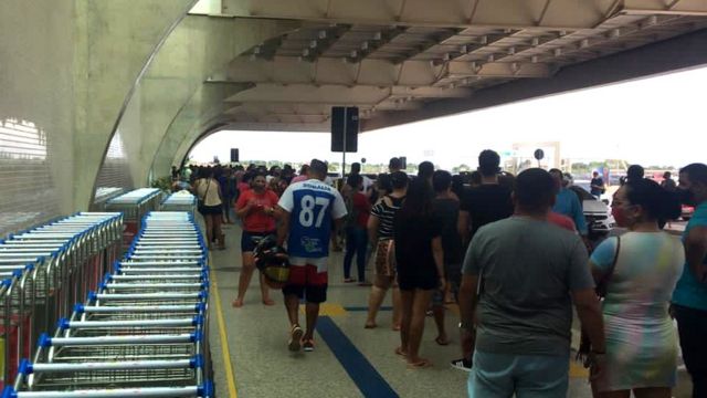 Pessoas fazem fila em caixas eletrônicos do aeroporto de Macapá