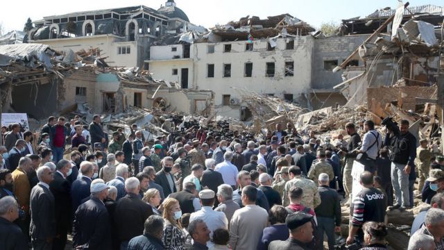 Завалы в Гяндже, последствия ракетного удара