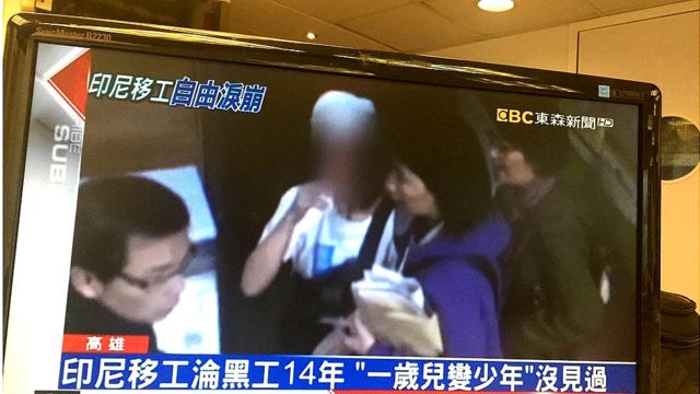 台灣《東森新聞》播放的片段中,看到印尼女工獲救時痛哭。