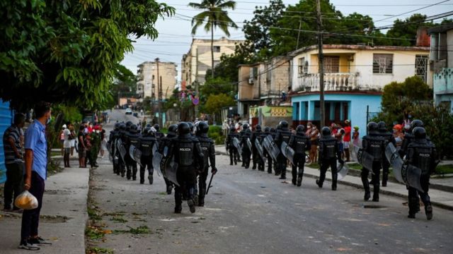 La policía cubana patrulla las calles de La Habana