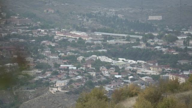 Stepanakert dilihat dari Shusha.