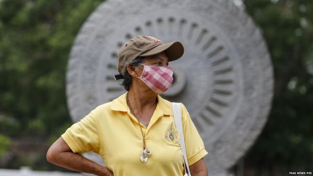 คนไทยใส่หน้ากากเพื่อป้องกันการแพร่ระบาดของไวรัสโคโรนา