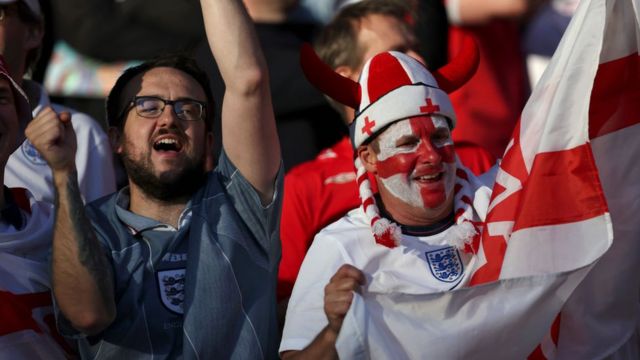 مشجعو إنجلترا في مباراة نصف نهائي "يورو 2020" بين منتخب بلادهم والدنمارك على ملعب ويمبلي