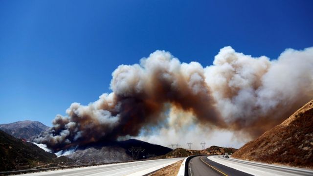 Humo causado por el incendio Blue Cut