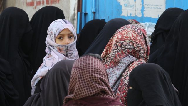 Йеменцы в очереди на раздачу хлеба в ноябре 2018 года