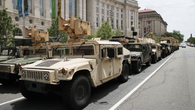 Veículos blindados da Guarda Nacional em Washington D.C.