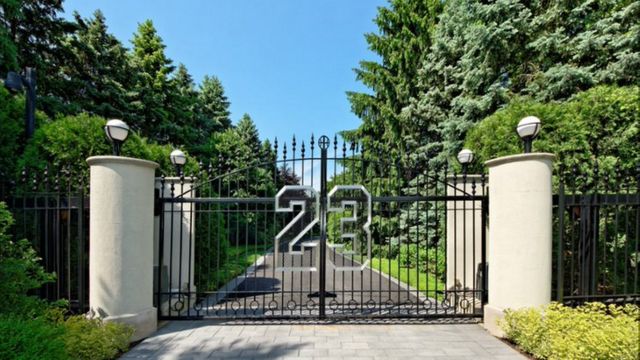 乔丹的球衣是23号，他豪宅的大门上也有23。(photo:BBC)