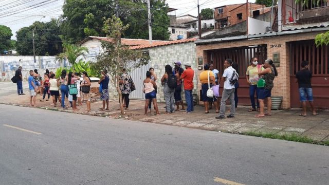 Fila de pessoas aguardando atendimento em frente a unidade do Cras no Recife