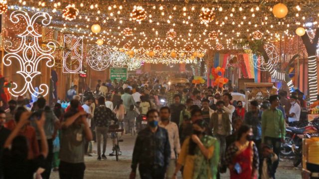 سوق مدينة مضاء بأسوار بمناسبة مهرجان ديوالي، في جايبور، راجستان، الهند، ليلة الأربعاء 3 نوفمبر 2021.