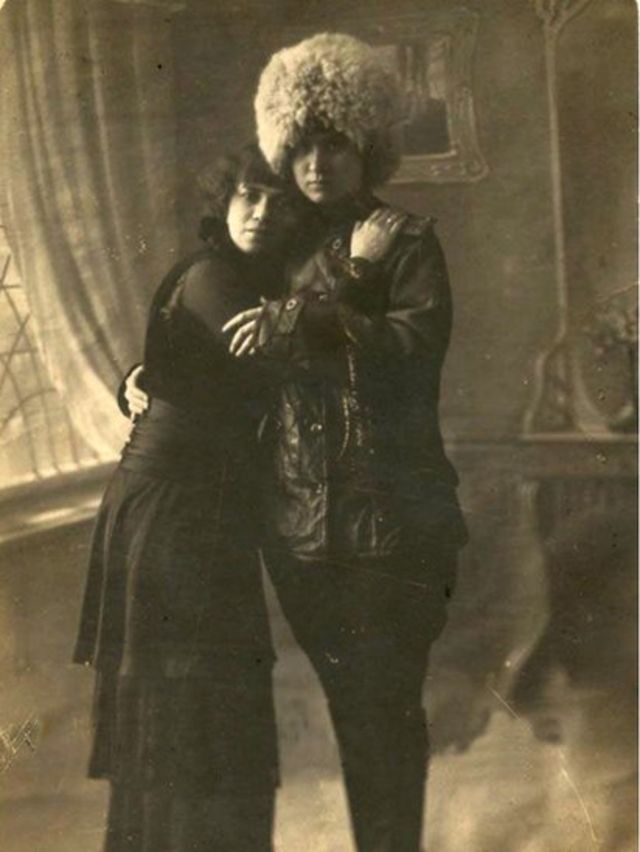 Lesbianas posando antes de la Revolución.