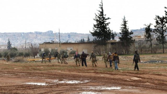 مقاتلون من الجيش الحر المدعومون من الجيش التركي يتقدمون في الضواحي الشمالية باتجاه مدينة الباب