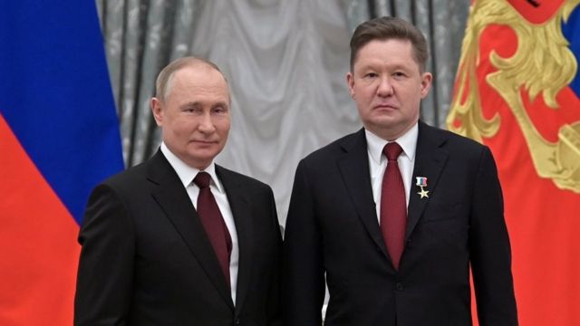 Alexey Miller, à direita, com Putin em fevereiro deste ano