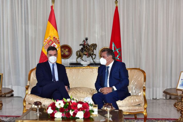 رئيس وزراء اسبانيا سانشيز ( يسار) ونظيره المغربي عزيز اخنوش