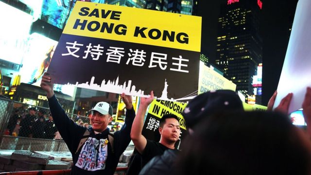纽约时代广场（时报广场）华人群众举起“支持香港民主”标语牌声援香港示威者（资料图片）
