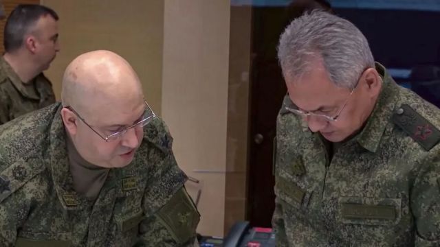 الجنرال سوروفكين إلى اليسار، يناقش وزير الدفاع سيرجي شويغو