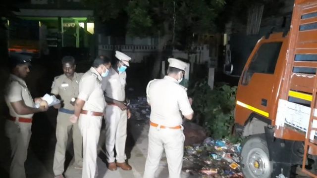கொலை நடந்த இடத்தில் காவல் துறையினர்
