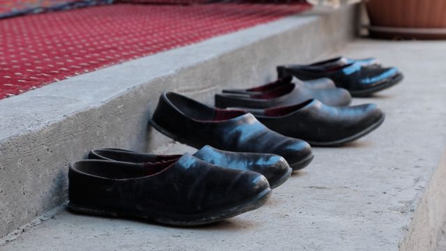 Обувь на входе в мечеть