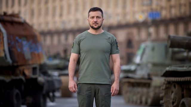 Президент Зеленский записал обращение по случаю Дня независимости Украины на фоне разбитых российских танков