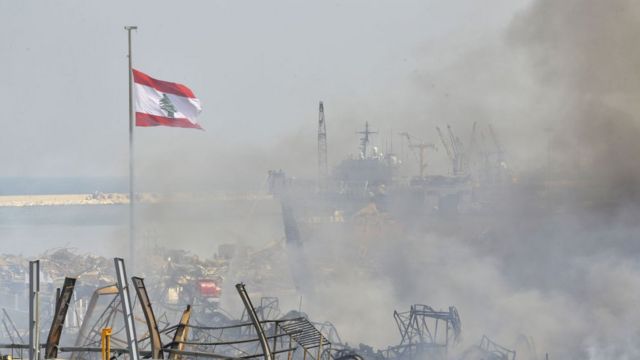رجال الإطفاء يواصلون أعمالهم بعد أن تمت السيطرة على الحريق الذي اندلع في أحد مستودعات مرفأ بيروت، لبنان، في 11 سبتمبر/أيلول 2020