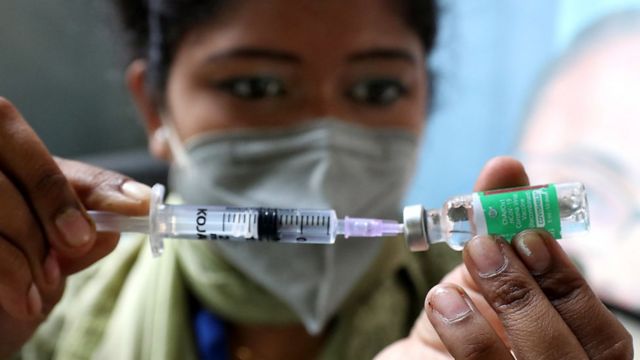 A health worker prepares a dose of the Covishield vaccine against Covid-19 coronavirus during vaccination on wheels in Kolkata On June 26,2021.