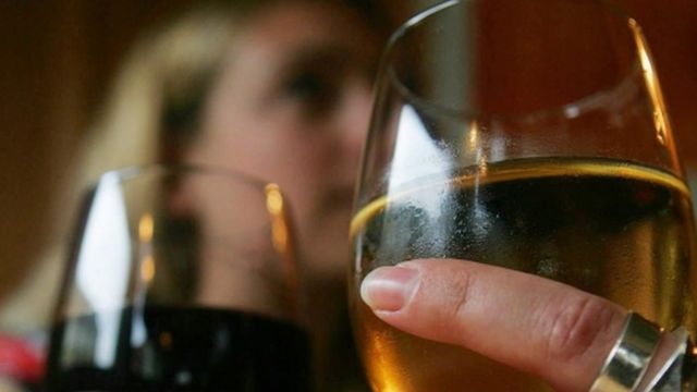 शराब का खुमार महिलाओं पर ज़्यादा क्यों चढ़ता है - BBC News हिंदी