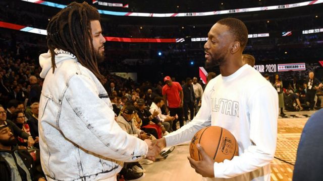 J. Cole (ibumoso) aramutsa Kemba Walker muri NBA All-Star Game mu kwezi kwa kabiri 2020 i Chicago, Illinois, US.