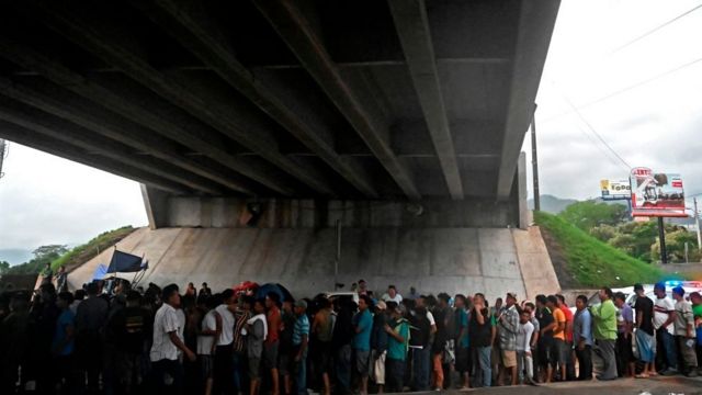 Varias personas debajo de un puente en Honduras
