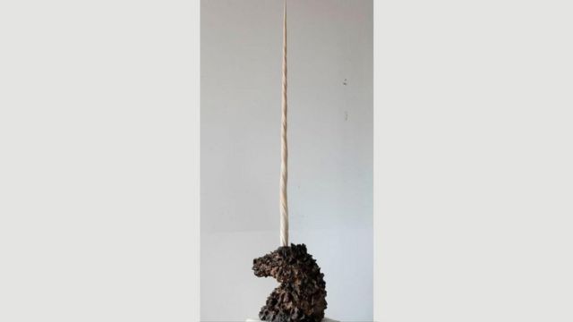 Escultura de unicornio con un colmillo de narval