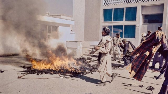 عکسی از آتش زدن فیلمها توسط طالبان مقابل سینما زینب درکابل در سال ۱۹۹۶