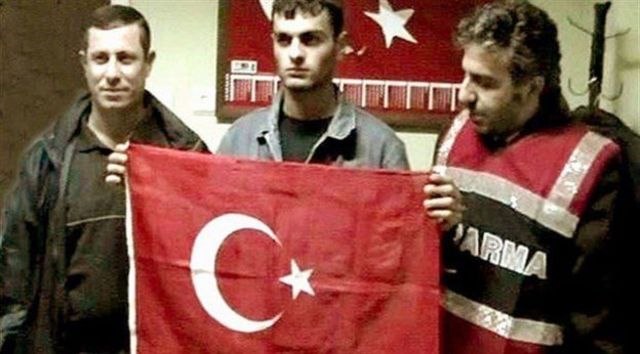 Ogün Samast'ın yakalandıktan birkaç gün sonra bazı polis memurlarıyla birlikte Türkiye bayrağı önünde çekilmiş görüntüleri yayımlandı