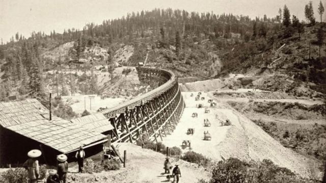 Imagem antiga mostra a construção da estrada nos EUA