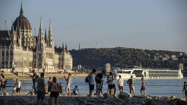 在匈牙利著名的议会大厦附近，干旱使多瑙河水位下降到人们记忆中的最低点(photo:BBC)