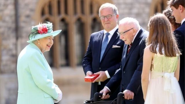 A rainha Elizabeth II conversa com a família do capitão Sir Thomas Moore depois de conceder-lhe a insígnia de Cavaleiro Solteiro no Castelo de Windsor em 17 de julho de 2020 em Windsor, Inglaterra