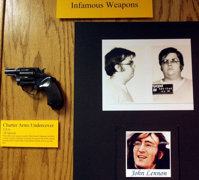 пистолет Чепмена, его полицейские фото и фото Леннона