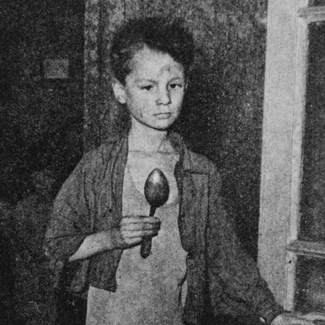 Un niño holandés en plena hambruna, en 1944.