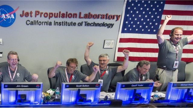Científicos celebrando que Juno entró en órbita