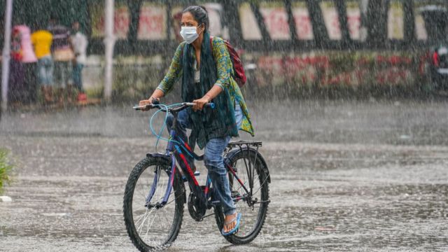 বৃষ্টি মেয়ে সাইকেল