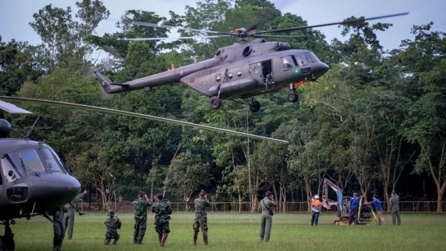 เฮลิคอปเตอร์กำลังลำเลียงอุปกรณ์ในการสนับสนุนการขุดเจาะภายนอกถ้ำหลวง