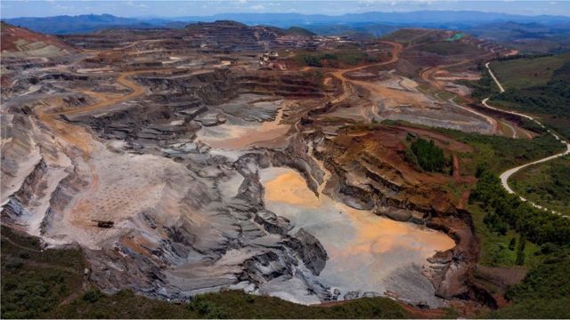 Vista aérea de la mina de hierro Alto Bandeira en Brasil.