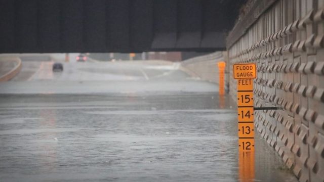 ヒューストンの大雨はまだ数日は続く見通し。写真は、冠水した州間高速道路10（27日）