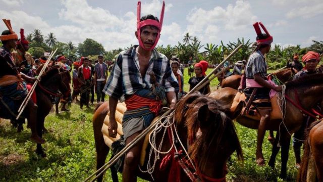 Wanaume wa kisiwa cha Sumba wakishiriki tamasha la Pasola
