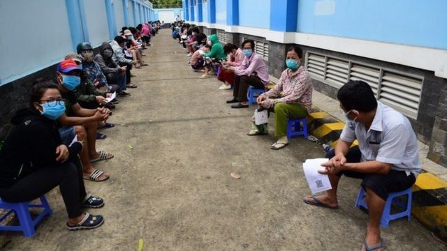 Người dân xếp hàng chờ tiêm vaccine Sinopharm của Trung Quốc tại TP HCM