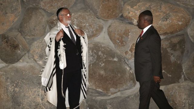 El presidente de Uganda en una visita al Museo del Holocausto.