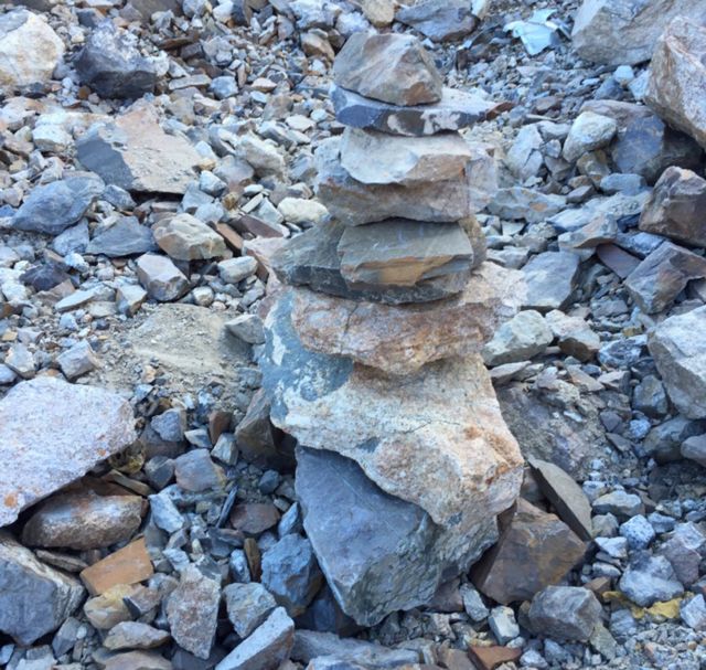 Una de las pilas de roca que el equipo usó para marcar los restos humanos encontrados en la ladera de la montaña.