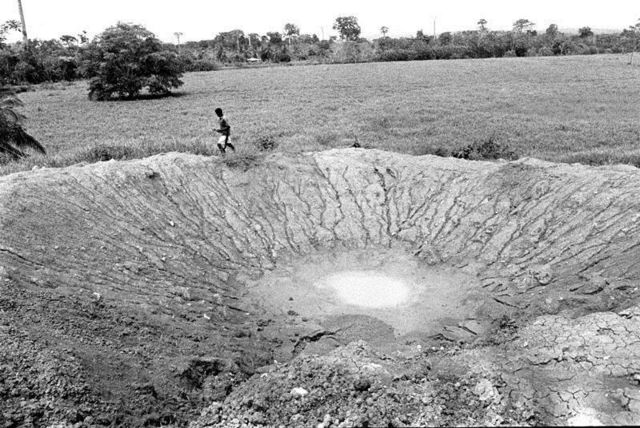 Cráter dejado por un bombardeo del ejército