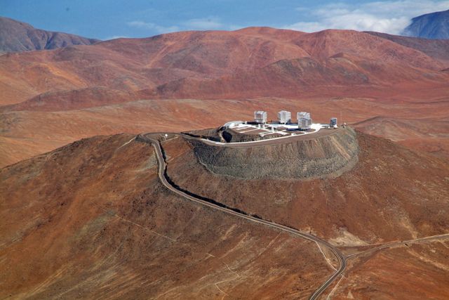 Los telescopios del European Southern Observatory están ubicados en el Cerro Paranal, ubicado en el desierto de Atacama, a 120 kilómetros de Antofagasta.
