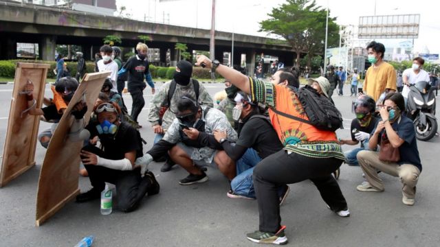 รัฐเดินหน้าสลายชุมนุมท่ามกลางเสียงเรียกร้องประนีประนอม