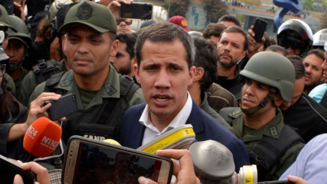 Juan Guaidó junto a algunos militares venezolanos.