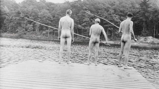 Grupo de hombres nudistas pescando.